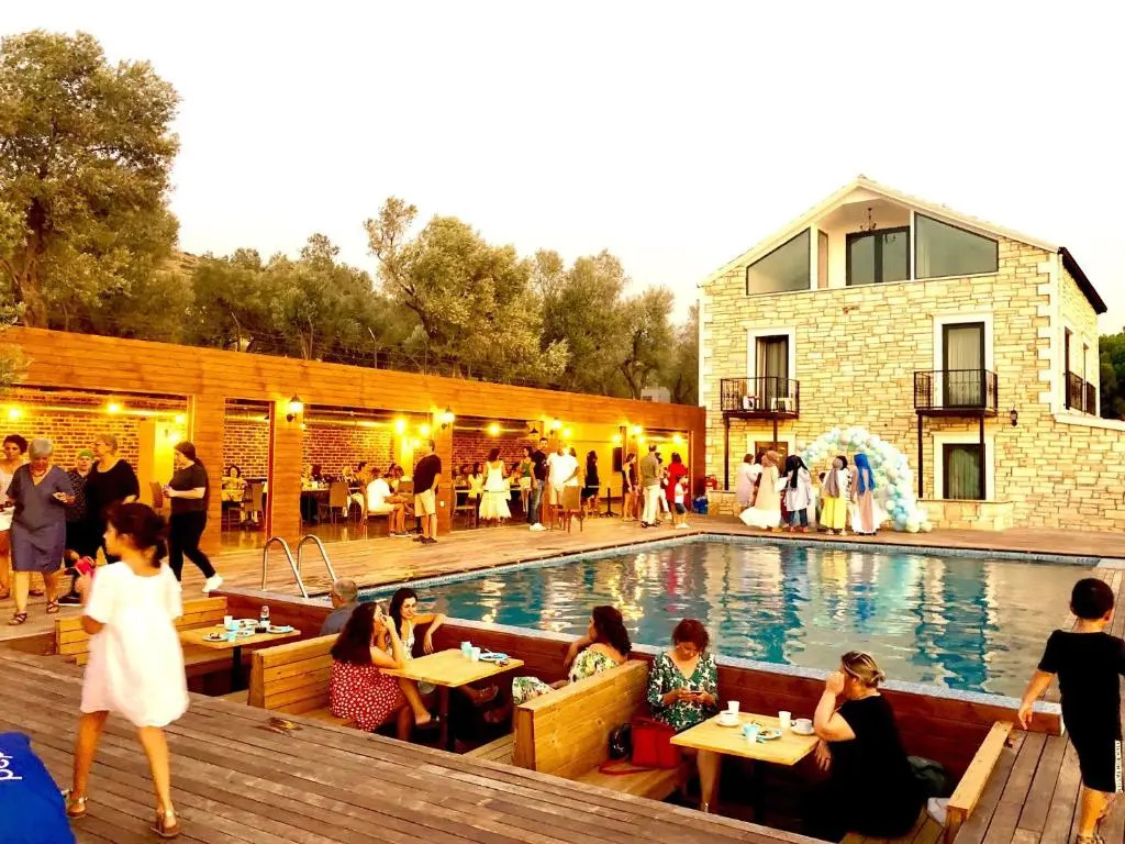 Victoria Hotel and Lounge