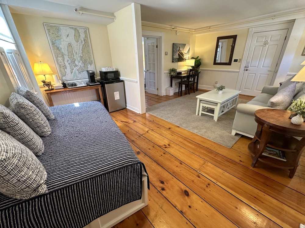 Spacious Three Room Suite Downtown Newport #16 1 Bedroom Home