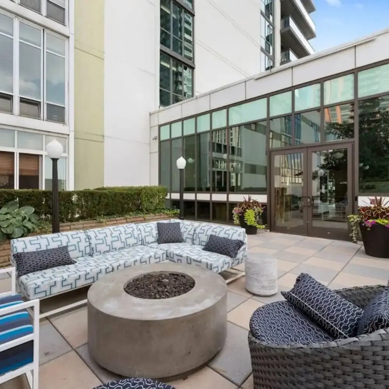 Sleek 2 Bed 2 Bath Condo in Trendy Fulton Market