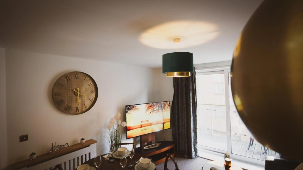 Splendid High Street 2 BR Apartment - King Bed - Wise Stays