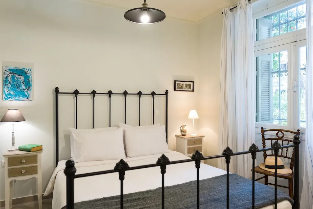 1930s Athenian House by YHA