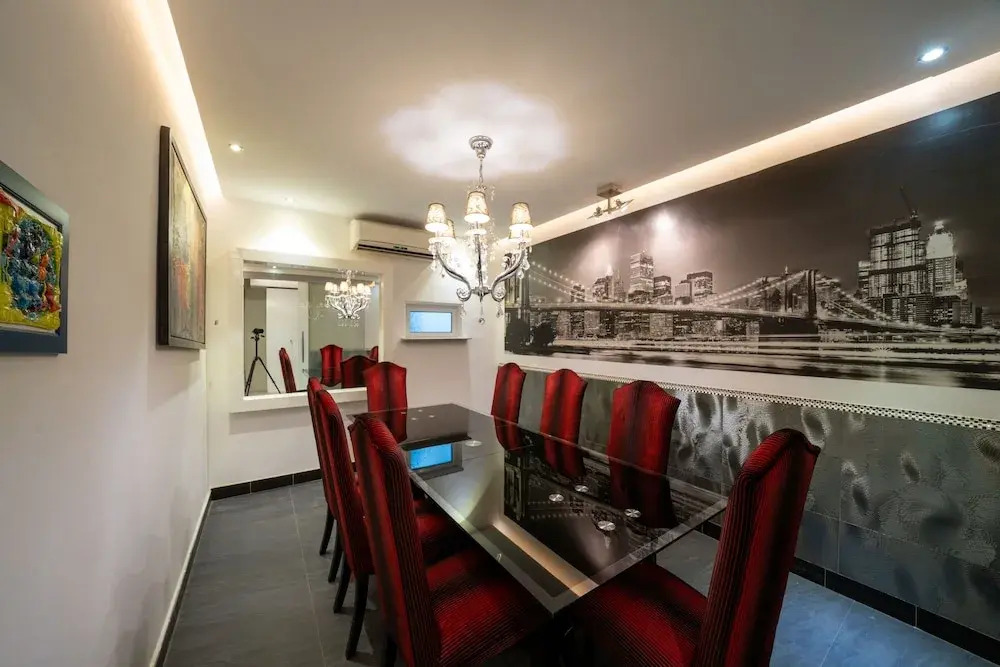 Luxury Three bedroom Apt Al Yasmin