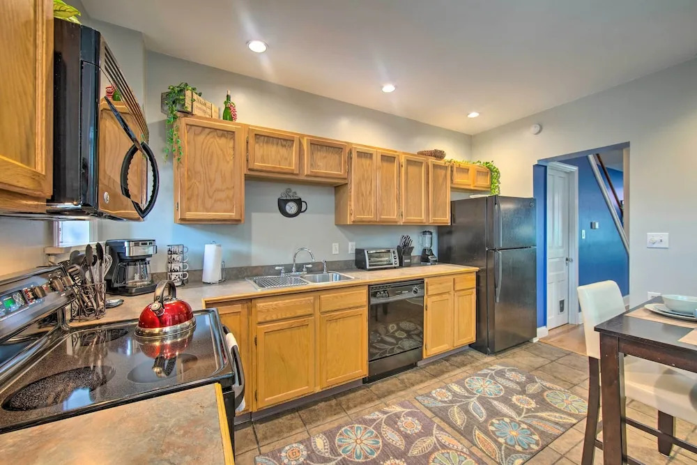 Harrisburg Retreat w/ Deck, Balcony & Grill!