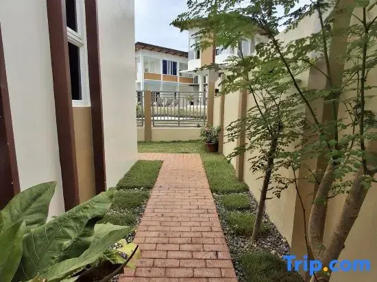 Vacation Home  near Airport and White Sand Beaches