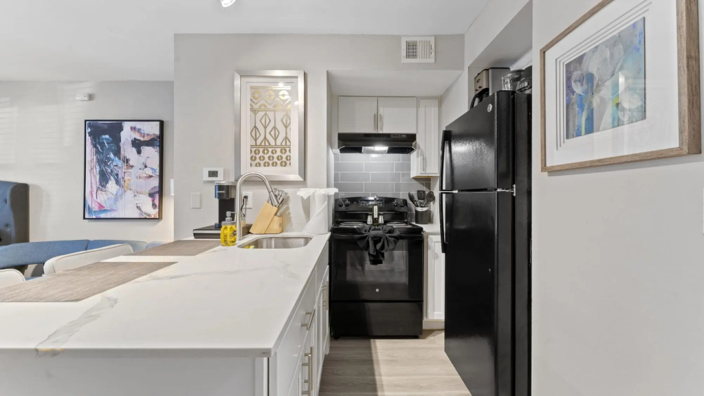 Cozy Efficiency Studios Close to Downtown and Domain