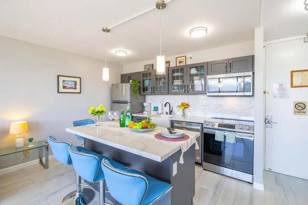 Beautiful 34th Floor with Mountain Views - 1 Block from Beach - Parking incl