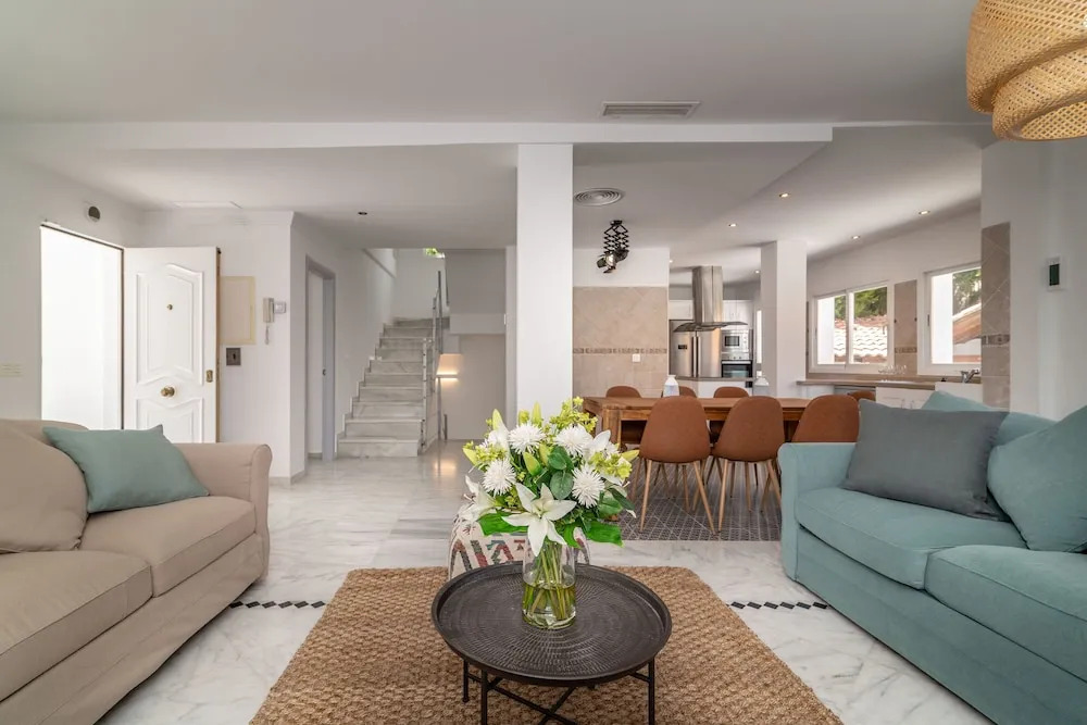 VACATION MARBELLA I Sunny Camelia Villa Heated pool, Recently Renovated, Best Residential Neighborhood in Benalmadena, Short walk to the beach, Cinema Room