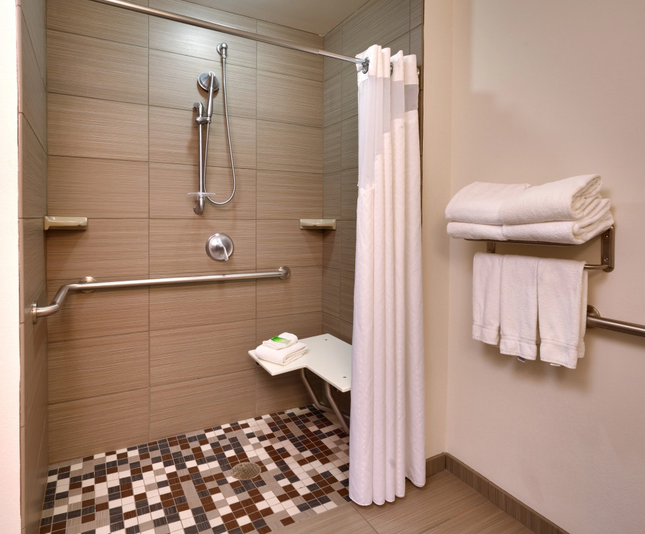 Holiday Inn Express & Suites Overland Park by IHG