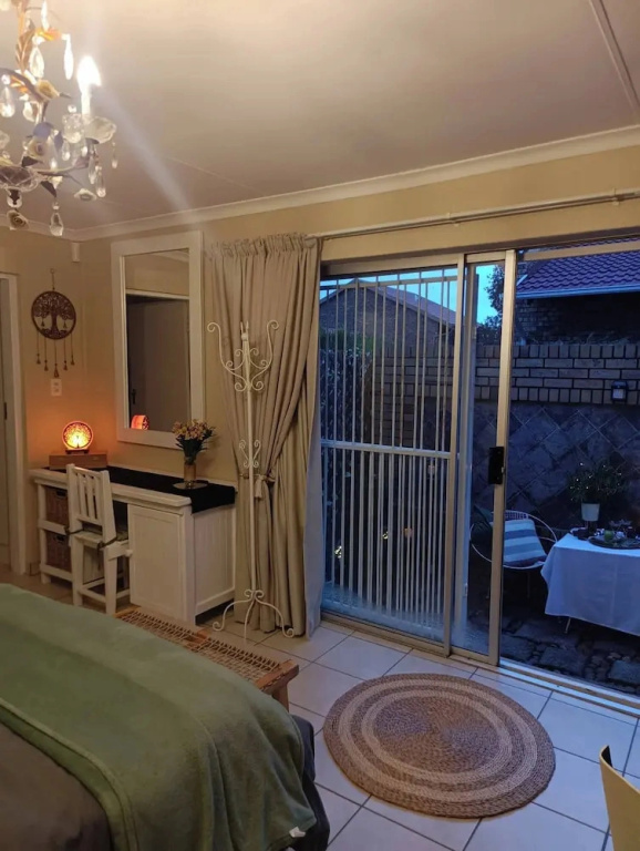 Private Cottage, Sleeps 2, Perfect for Work & Play