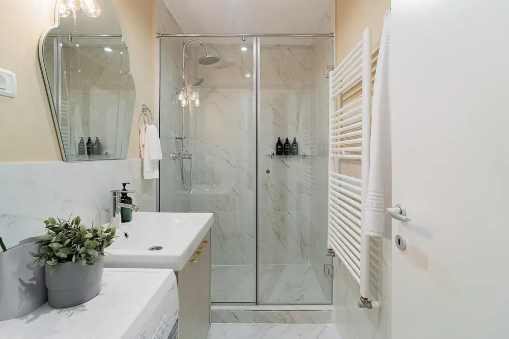 Designer 2-Bedroom Flat with Balcony & Full Amenities Steps from Piata Universitatii