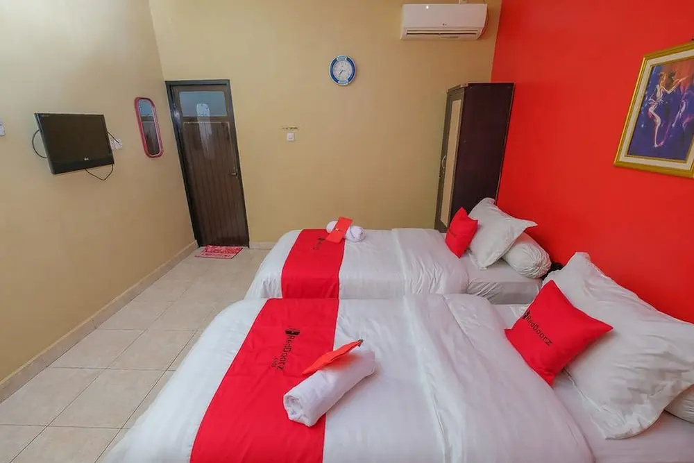 RedDoorz Syariah Near Syamsudin Noor Airport 2