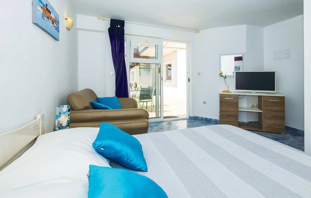 Cozy Home In Okrug Gornji With Sauna