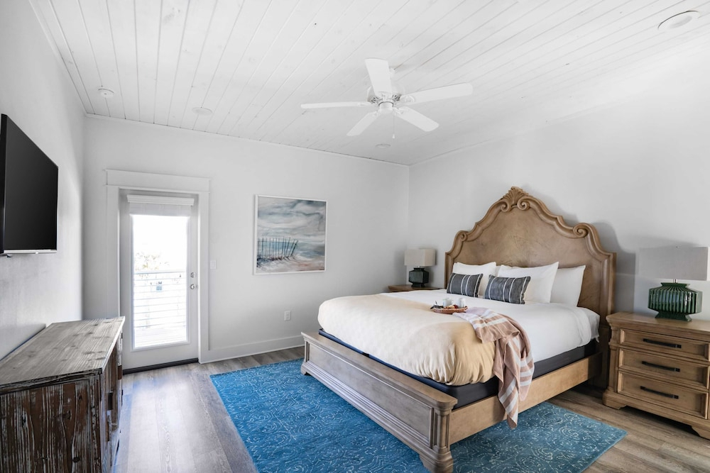 Lyle by Avantstay Chic Beach House w/ Pool & Hot Tub Walking Distance to Ocean