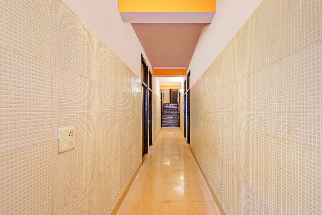 OYO 13672 Hotel Dhruv