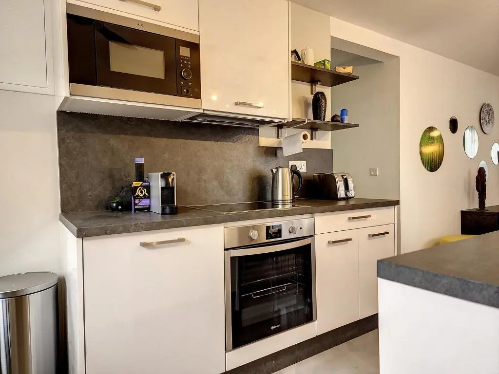 Sunkissed - Brand New Beach apartment located 50m from beach