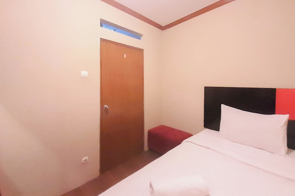Compact 3Br At Gateway Ahmad Yani Cicadas Apartment
