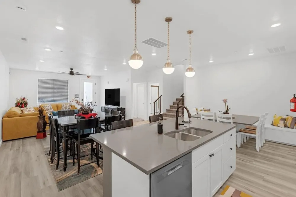 485 Rooftop Hot Tub - Sleeps 24