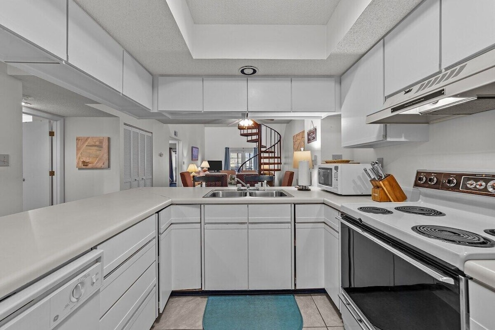 Heron Pointe C12