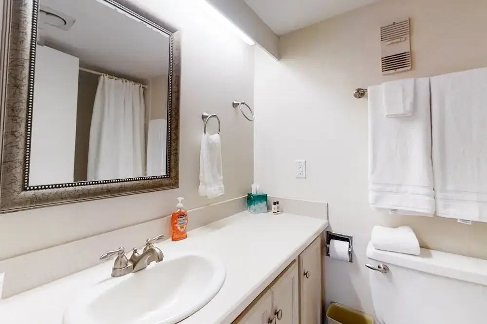 Oceanfront Condo With Spacious Balcony, Great Views, AC & Outdoor Pooloc