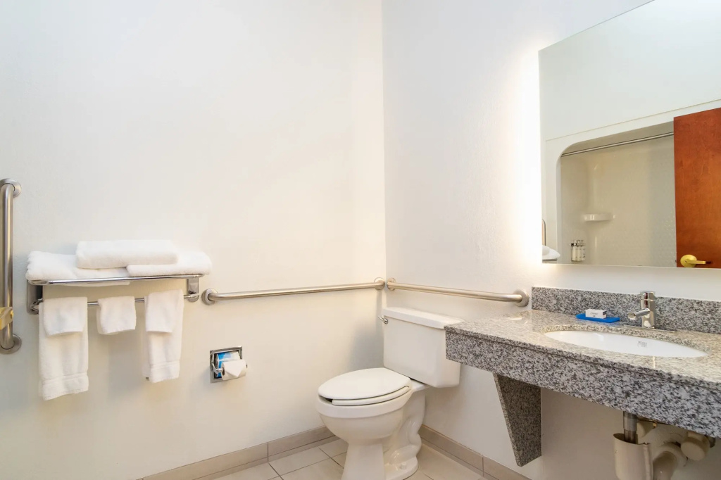Holiday Inn Express Hotel & Suites Bedford by IHG