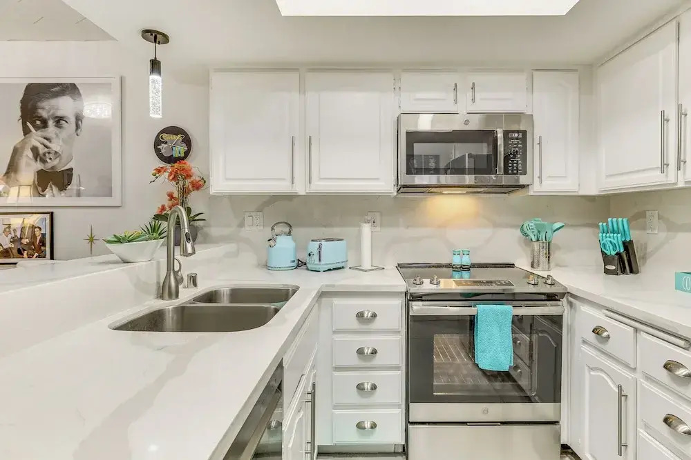 Stroll to Dtwn, Pools & Tennis: Palm Springs Condo
