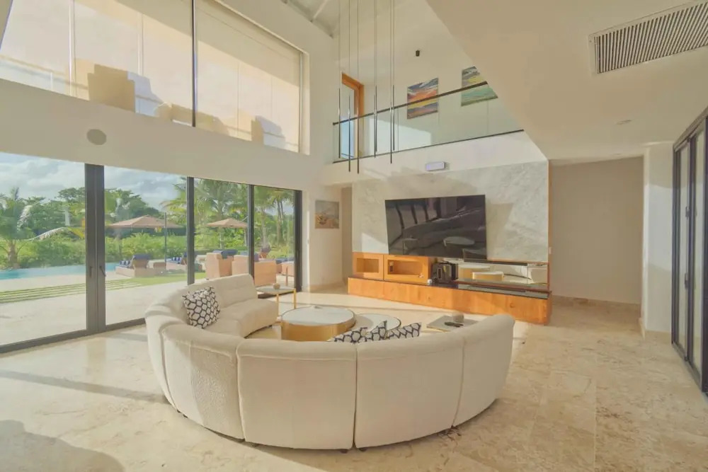 Modern Villa With Full Service Staff Close to Beach and Golf