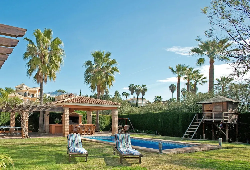Holiday villa with 5 bedrooms, private pool, Nueva Andalucia, Marbella