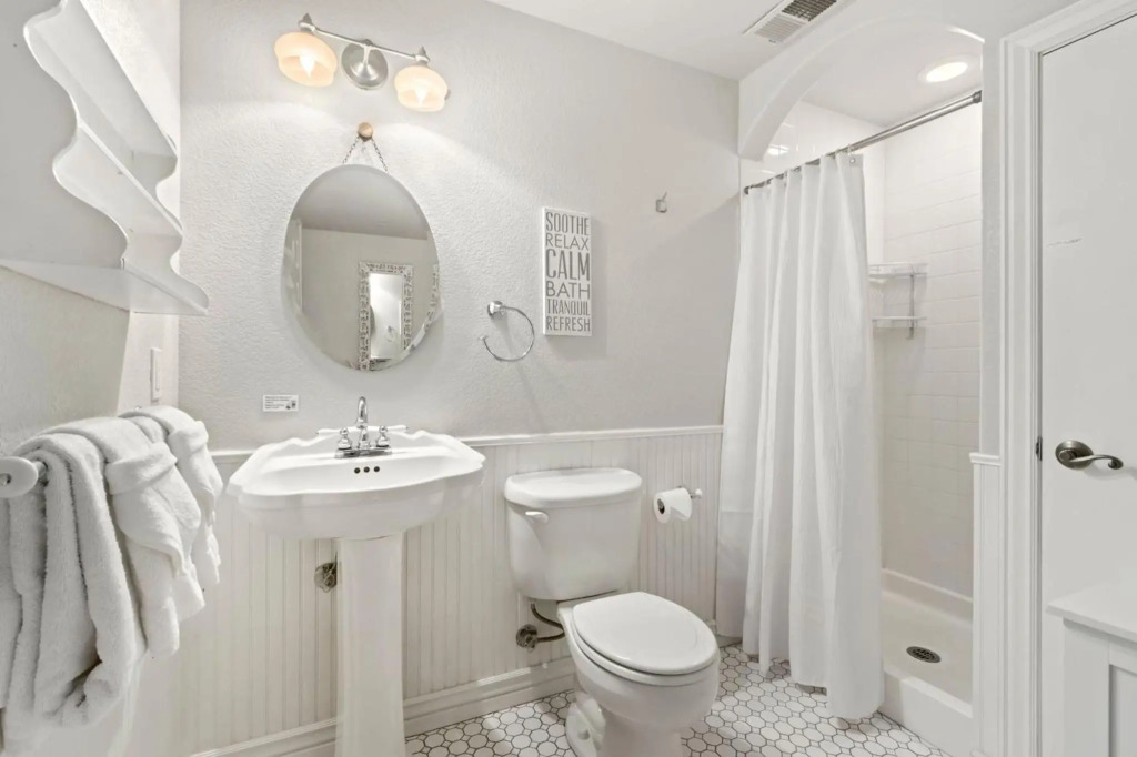 Fabulous Family-friendly Retreat by Windsor Lake