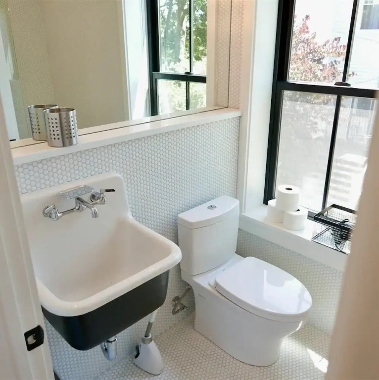 The Chic Carriage House in Shaw! Sleeps 2