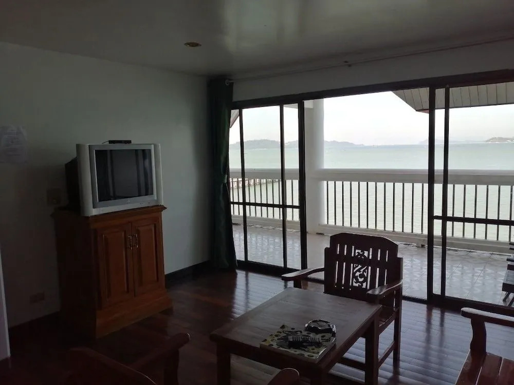 Jansom Beach Resort