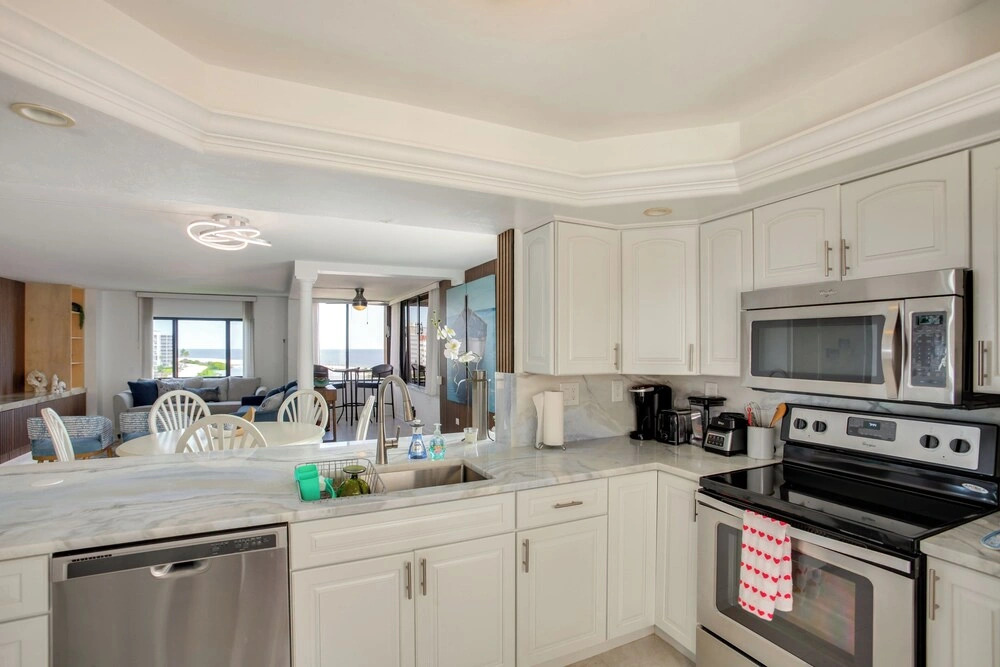4 Mi to Lovers Key SP: Modern Condo w/ Ocean Views