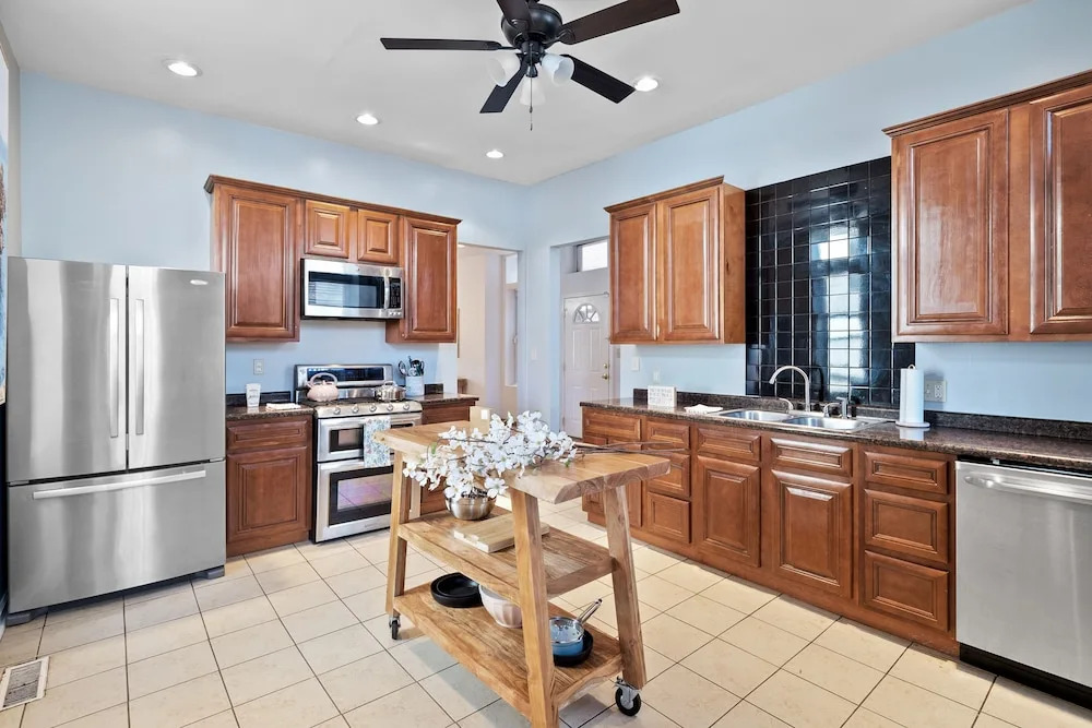 Massive Downtown Area Home... sleeps 14