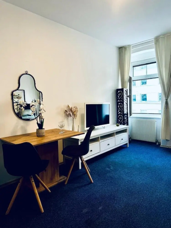 Private Rooms in Spacious 7-Bedroom Apartment, Prime Location