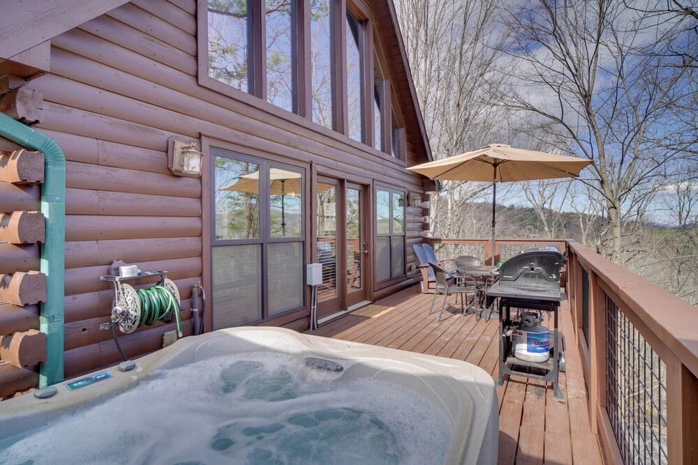 5 Mi to Smoky Mtn Natl Park: Hot Tub Haven!