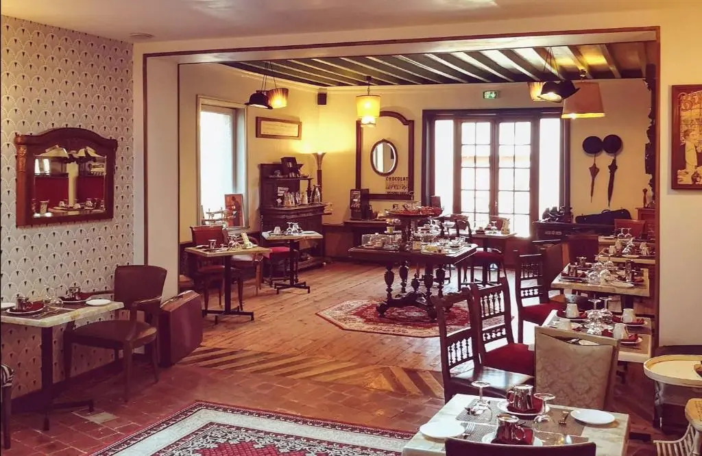 Detective Hotel
