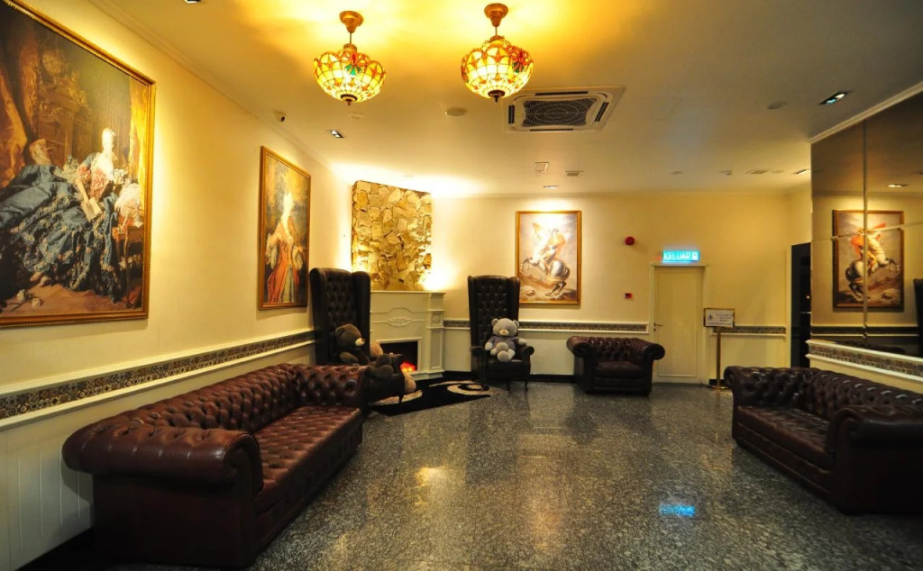 1 Million Hotel