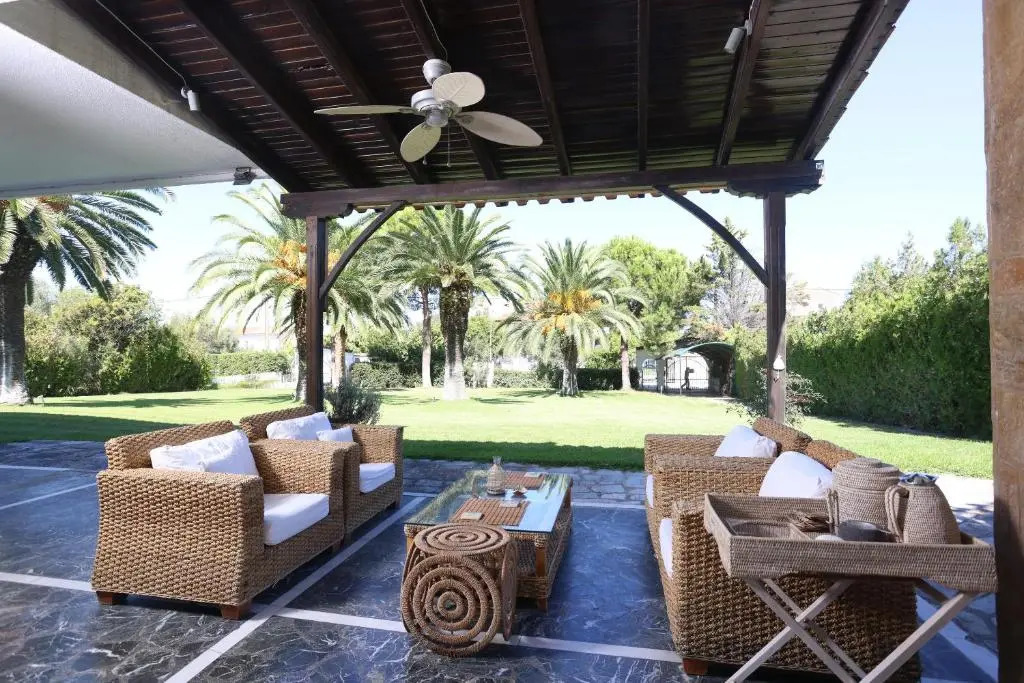 Villa Delta - 5 Bdrms, 2 min walk to Mamalouka, Blue Carpet