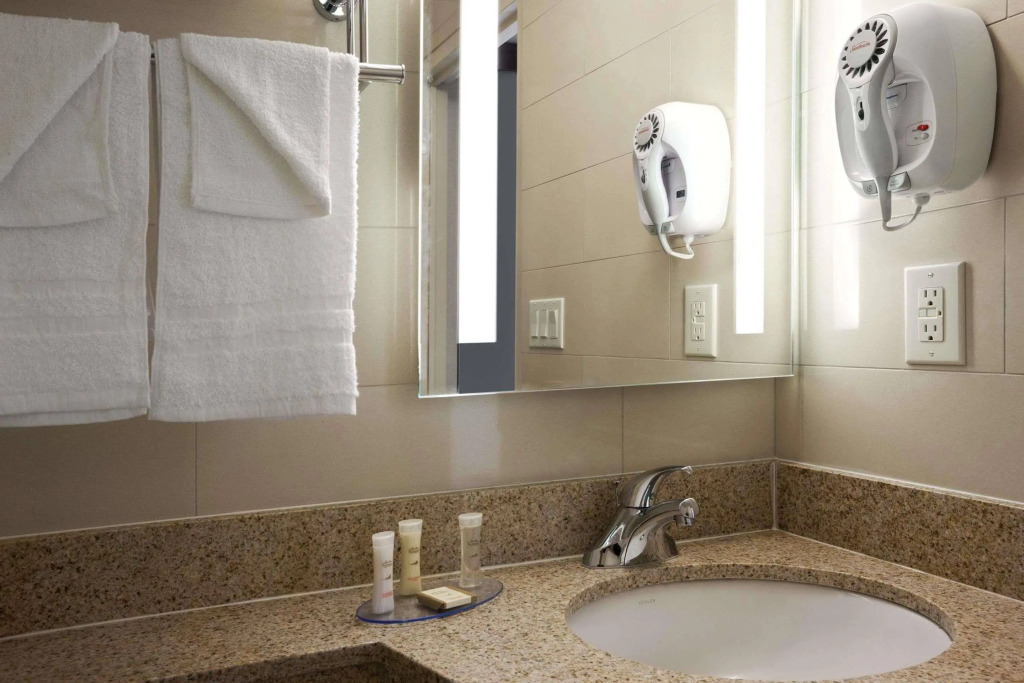 Howard Johnson Jamaica NY Near AirTrain JFK