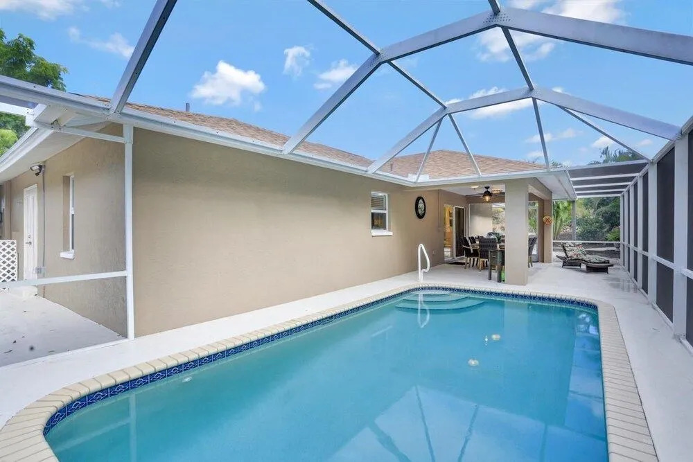 Quiet Inland Home With Pool, two Queen Beds and Grill