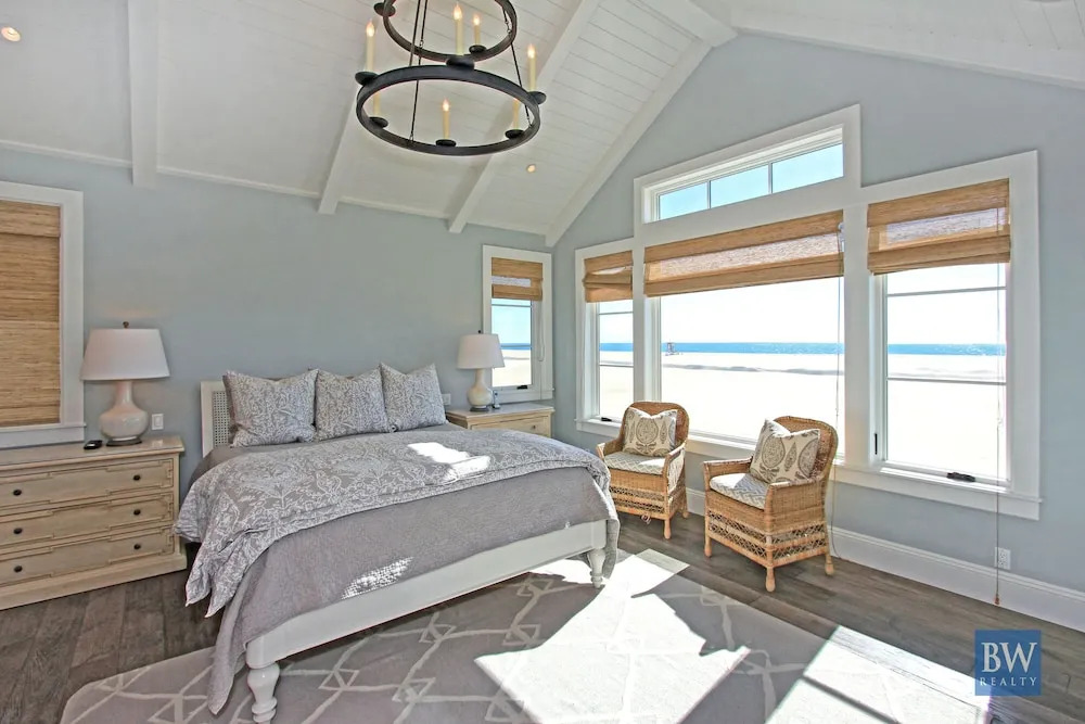 1028 W Ocean Front Lyn 5 Bedroom Home