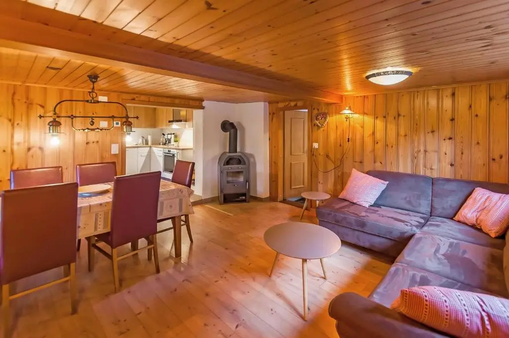 Charming Little Chalet for 6 People & Free Ski Lockers
