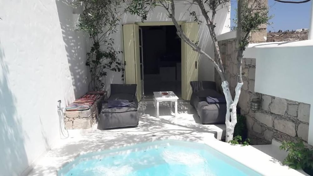 Thalassitra Private Pool Suites & Spa