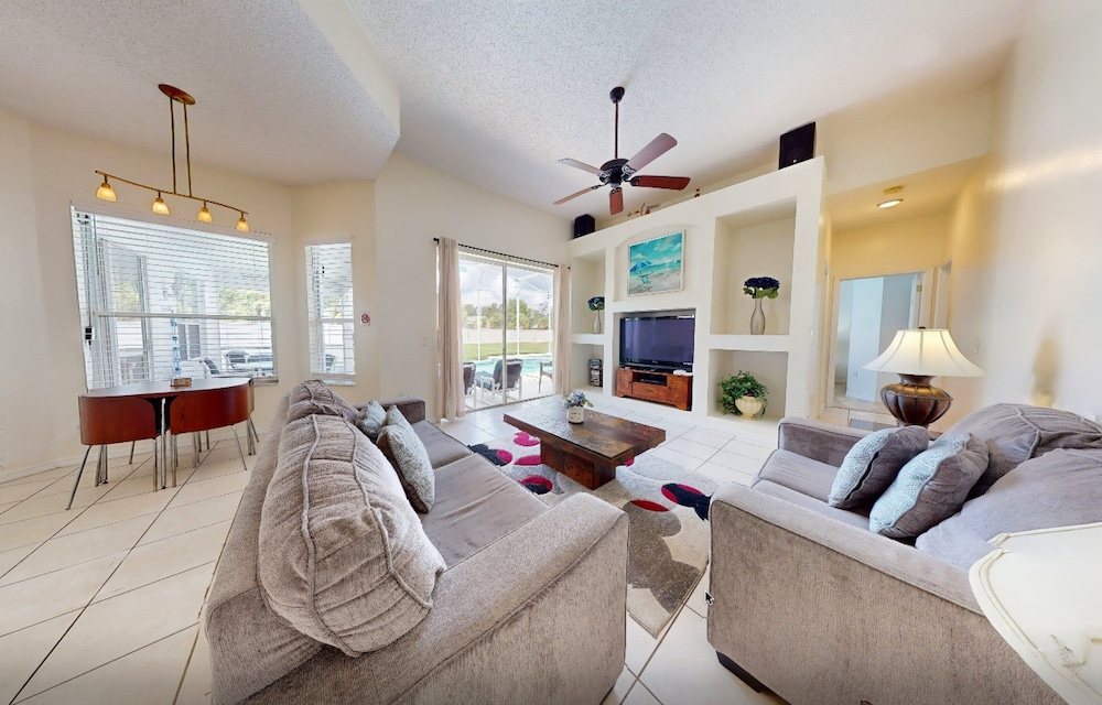 Home Near Disney/golf With Screened Pool, Spa, Pool Table, Foosball, AC, and W/D