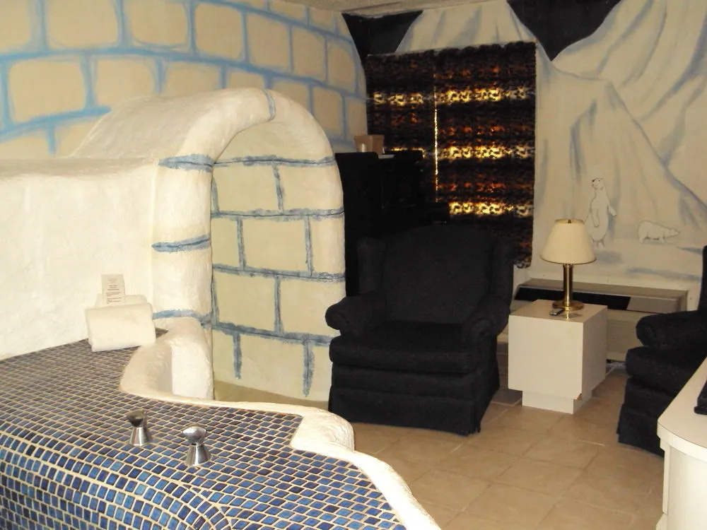 Red Carpet Inn & FantaSuite Hotel
