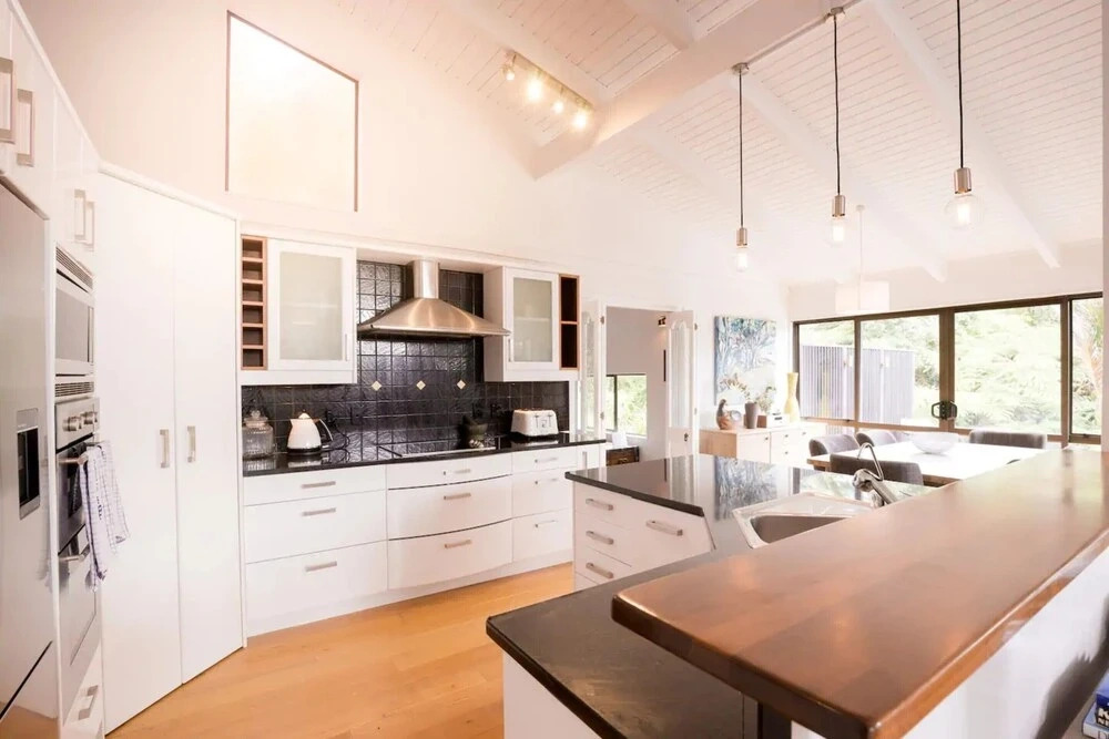 Modern 4 Bedroom Family Home With Pool