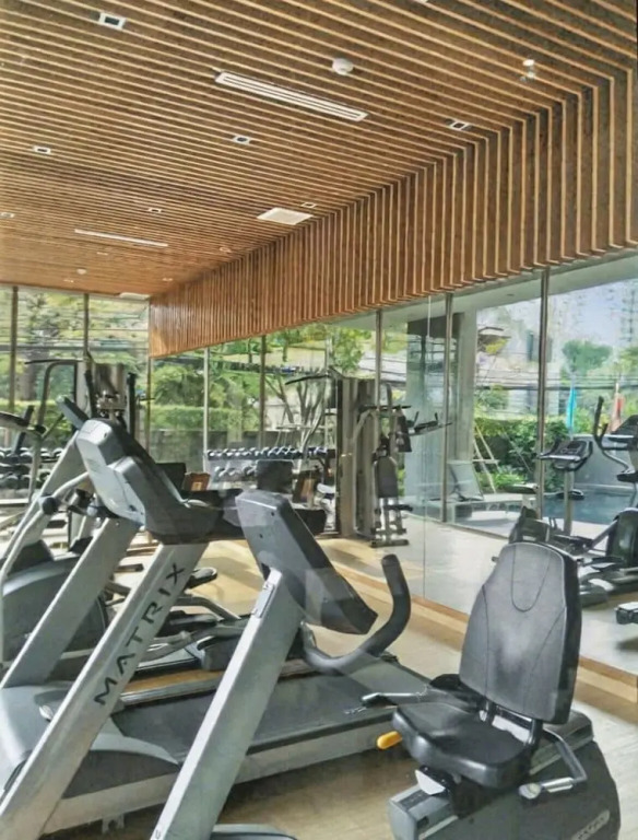 S39- 1 BR Downtown Bangkok Apt with Balcony and Pool