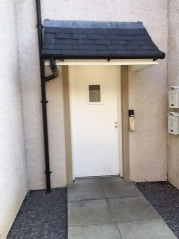 6 Varis Apartments