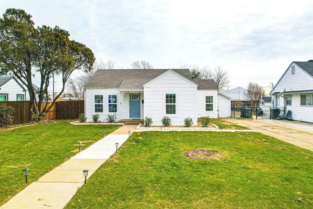 1 Block to Dallas Stadium! Home w/ Hot Tub!