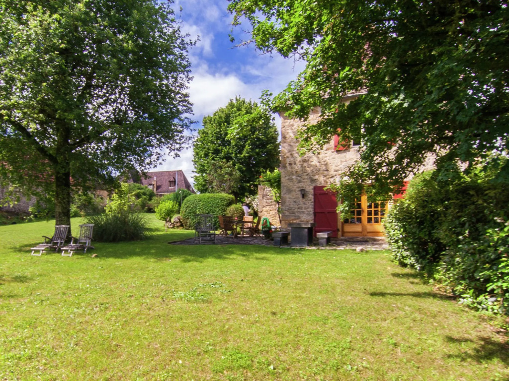 Spacious Farmhouse with private garden in Saint-Cybranet