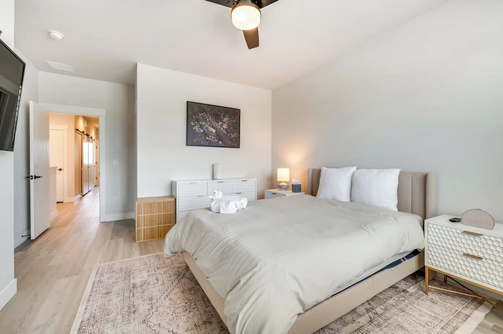 Sleek, Modern Denver Area Gem in Planned Community